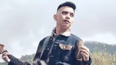 Penyanyi pendatang baru Riki Putra baru saja menggelar konser bertajuk Bangkit Musik Indonesia. Konser dengan iringan musik orkestra ini menggandeng konduktor Addie MS dan penyanyi Reza Artamevia.