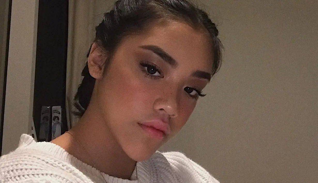 Baila sering membagikan foto dirinya melalui akun Instagramnya. Ia kerap tampil dengan outfit santai dan makeup tipis alias makeup natural namun tetap memesona. (Liputan6.com/IG/@bailafauri)