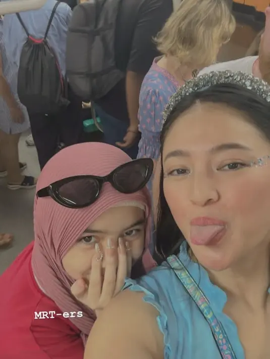 Melengkapi penampilannya, Sienna mengenakan kacamata hitam. Ia pun tampak mengenakan cat kuku dengan blink-blink. [@marshanda99]