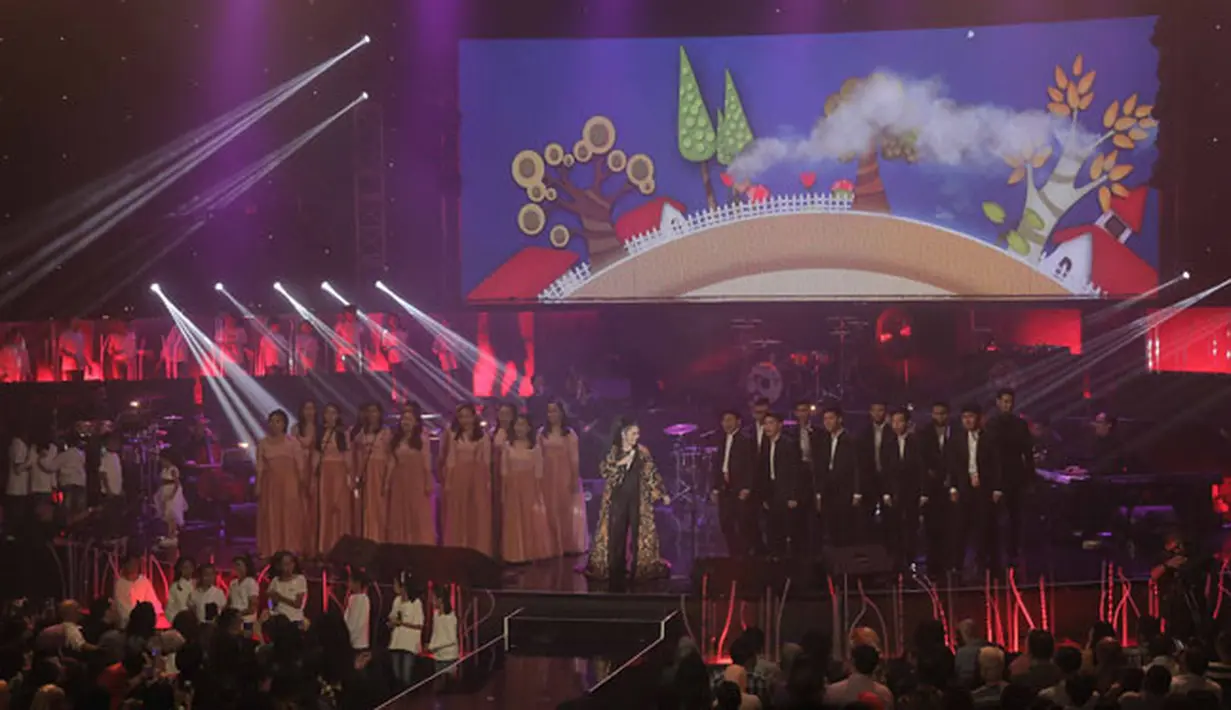 "Anak-anak kecil ini cantik-cantik banget. Sangat senang sekali bisa bersama dalam acara September Ceria," kata Vina Panduwinata. (Nurwahyunan/Bintang.com)