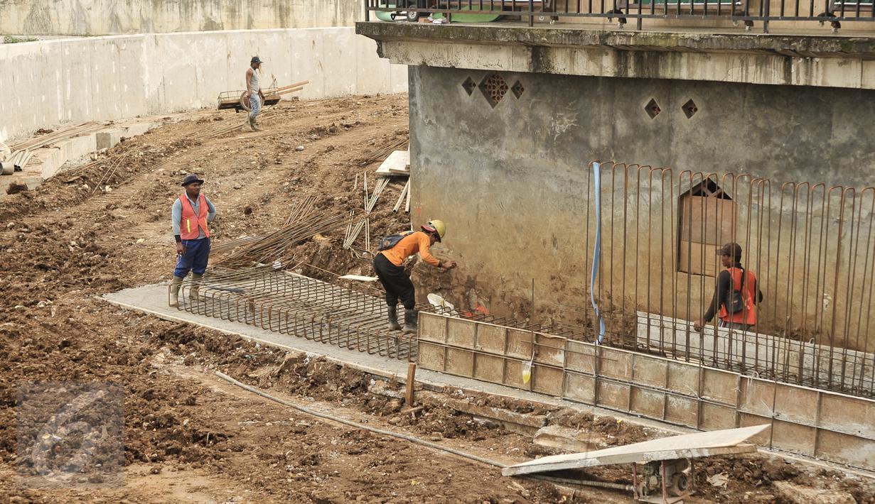Pekerja menyelesaikan proyek normalisasi sungai Ciliwung di kawasan Bukit Duri, Jakarta, Rabu (8/2). Normalisasi sungai Ciliwung terus dikebut, pihak kontraktor terus menyelesaikan sheetpile dan dinding parapet.(Liputan6.com/Yoppy Renato)