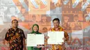 Ketua Bawaslu, Abhan (kanan) bersama Ketua PPUA Panca, Ariani Soekanwo menunjukkan nota kesepahaman atau MoU pada perayaan HUT 1 Dasawarsa Bawaslu di Jakarta, Senin (9/4). (Liputan6.com/Helmi Fithriansyah)