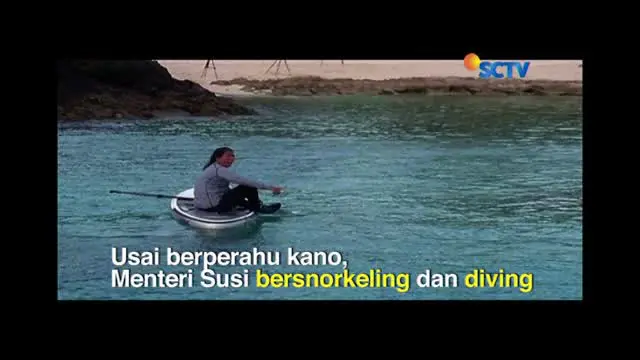 Asyiknya Menteri Susi Naik Kano di Pulau Senoa