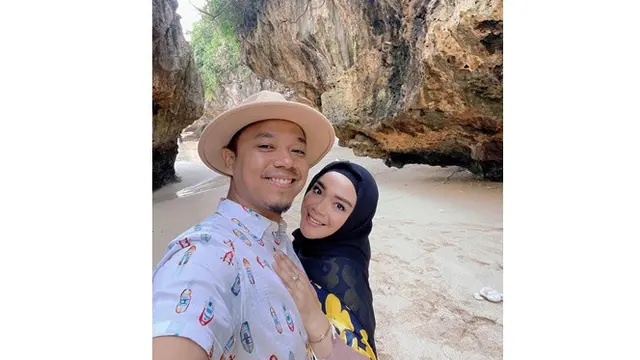 Hamil Anak Kedua, Ini 6 Potret Gaya Liburan Sheza Idris dan Suami
