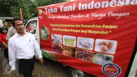 Menteri Pertanian Andi Amran Sulaiman melepas kendaraan Toko Tani Indonesia di TTI Center, Jakarta Selatan, Senin (6/2). Kementan melakukan pengiriman perdana komoditas pangan strategis ke 22 TTI yang tersebar di Jakarta. (Liputan6.com/Helmi Afandi)