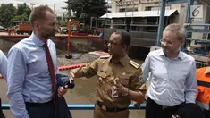Gubernur DKI Jakarta Anies Baswedan (tengah) berbincang dengan Dubes Norwegia Vegard Kaale (kiri) dan Dubes Denmark Rasmus A. Kristensen saat melakukan kunjungan ke Pintu Air Manggarai, Jakarta, Selasa (30/1). (Liputan6.com/Arya Manggala)