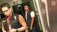 Tim Satgas Anti Mafia Bola keluar dari Kantor PT Liga Indonesia di Kawasan Kuningan, Jakarta, Jumat (1/2). Satgas melakukan penggeledahan Kantor PT Liga Indonesia terkait dugaan pengaturan hasil pertandingan. (Liputan6.com/Helmi Fithriansyah)