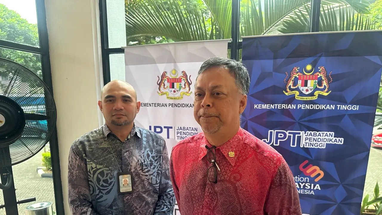 Duta Besar Malaysia untuk Indonesia Dato’ Syed Mohamed Hasrin Tengku Hussin (kanan) meluncurkan program MyEduTour: Discover Malaysia 2025 di Kedutaan Malaysia, Selasa (24/6/2025). (Liputan6.com/Benedikta Miranti)