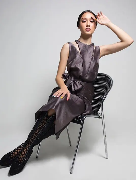 Aktris berusia berusia 16 tahun ini selalu menarik perhatian dengan gaya fashion yang ia pakai. Ia berhasil tampil cantik dengan balutan busana warna ungu gelap yang terlihat elegan. (Liputan6.com/IG/@yasminnapper)