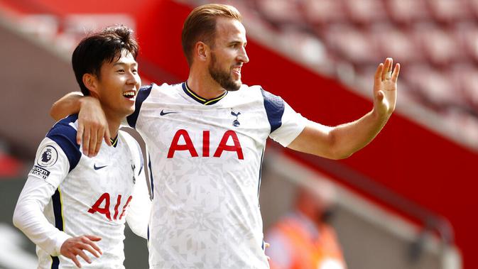 Penyerang Tottenham Hotspur, Son Heung-min, melakukan selebrasi bersama Harry Kane usai mencetak gol ke gawang Southampton pada laga Liga Inggris di Stadion St. Mary's, Minggu, (20/9/2020). Tottenham menang dengan skor 5-2. (Cath Ivill/Pool via AP)