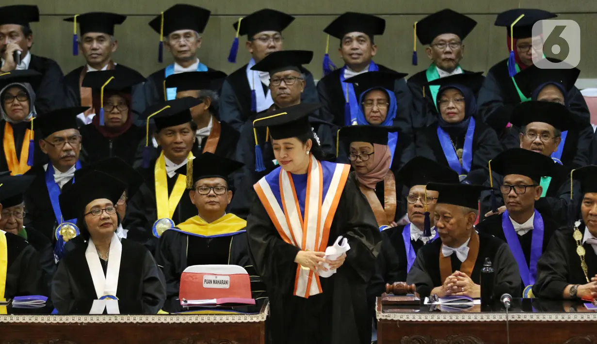 Ketua DPR Puan Maharani (tengah) saat pengukuhan Gelar Doktor Kehormatan Kebudayaan dan Kebijakan Pembangunan Manusia  dari Universitas Diponegoro, di Gedung Prof. Soedarto, Universitas Diponegoro, Semarang, Jawa Tengah, Jumat, (14/2/2020). (Liputan6.com/Johan Tallo)