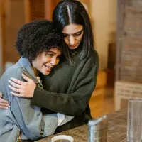 Ilustrasi wanita yang sedang berempati terhadap temannya yang sedang menangis (Foto dok : pexels.com/liza summer).