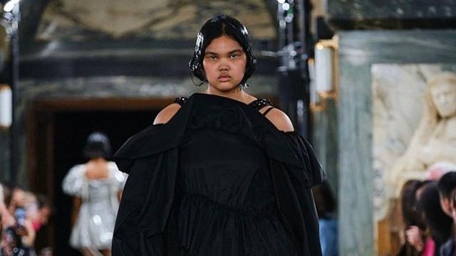 7 Potret Shahnaz Indira, Model Asal Indonesia yang Debut di London Fashion Week 2023