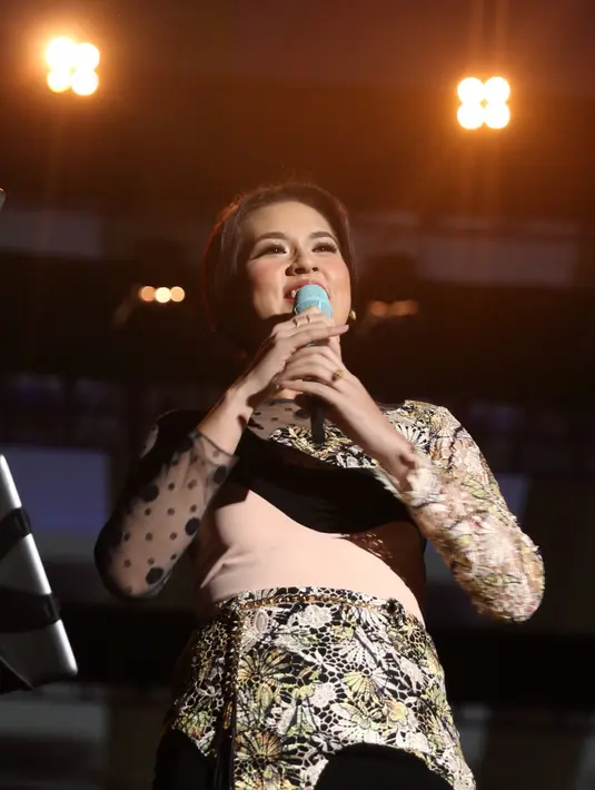 "Ini panggung gede banget yah. Aku pertama nih, senang banget," ucap Raisa di atas panggung BNI Hall, Java Jazz Festival, JIExpo Kemayoran, Jakarta Pusat, Jumat (4/3/2016). (Andy Masela/Bintang.com)