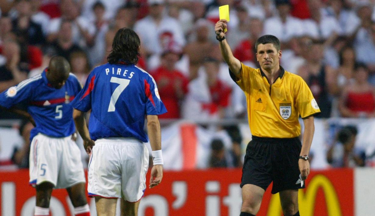 Wasit asal Jerman ini pemegang jumlah terbanyak dalam memimpin pertandingan di Liga Jerman, bahkan ia mendapatkan penghargaan Best Referee of the Year sebanyak 3 kali. (Foto: AFP/Adrian Dennis)