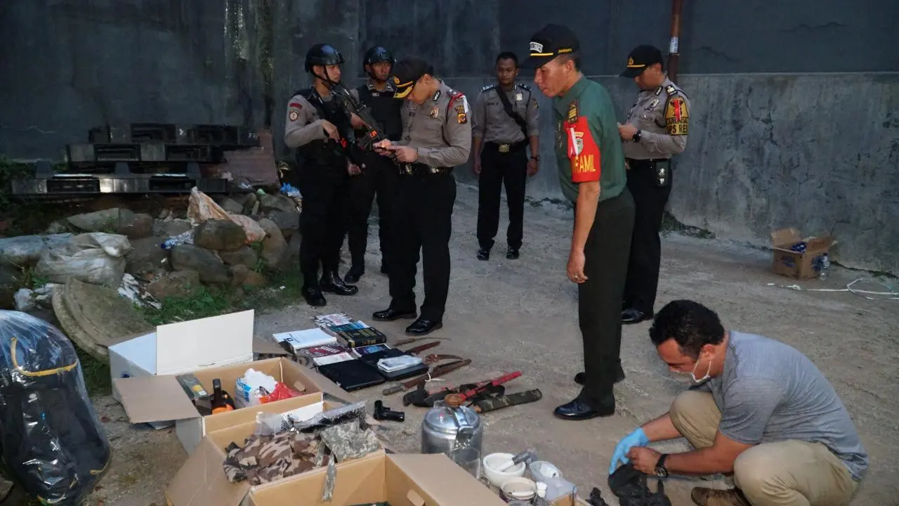 Tim Densus 88 menangkap seorang terduga teroris berinisial E alias AR (51) di Jalan Nanggewer, Kecamatan Cibinong, Kabupaten Bogor. (Achmad Sudarno)