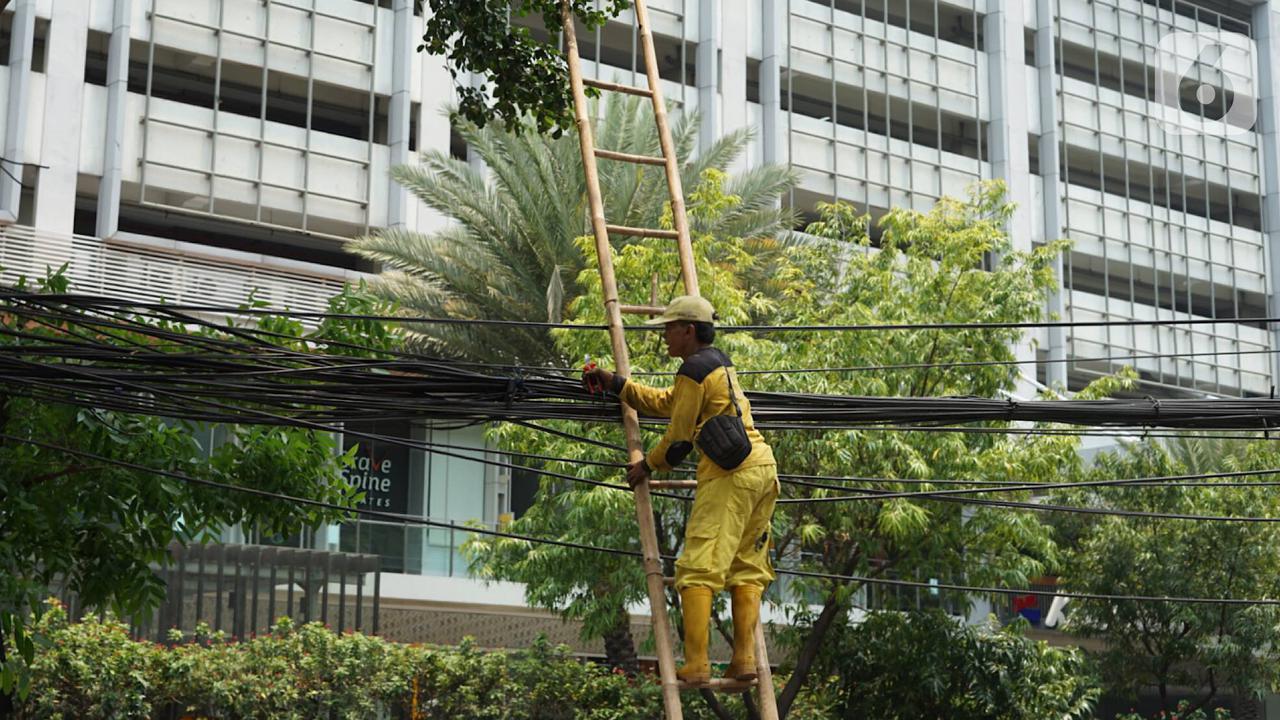 Terlalu Semrawut, Kabel Optik Liar Kemang Ditertibkan