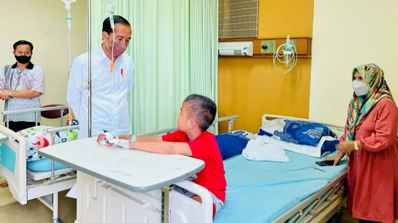 Presiden Jokowi saat melihat salah satu pasien di RSUD Arifin Ahmad Pekanbaru.