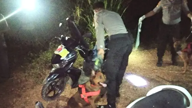Motor yang ditinggalak pelaku penculikan di pinggir hutan Kota Kendari (Ahmad Akbar Fua/Liputan6.com)