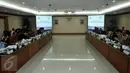 Komisi III DPR berkunjung ke Badan Pemeriksa Keuangan (BPK) di Jakarta, Selasa (19/4). Kedatangan mereka untuk melakukan rapat konsolidasi dengan BPK terkait hasil audit pembelian RS Sumber Waras oleh Pemprov DKI. (Liputan6.com/Johan Tallo)