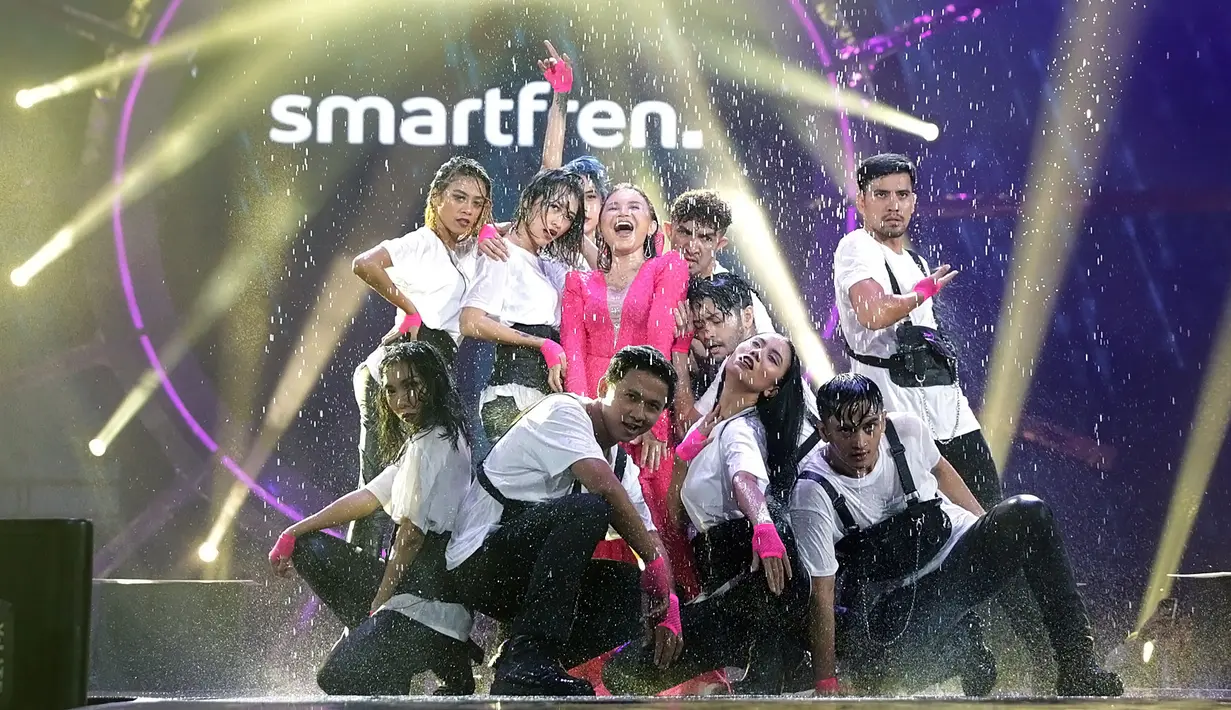 Rossa tampil basah-basahan di Smartfren WOW Concert 2019, Jumat (20/9/2019) malam. (Bambang E Ros/Fimela.com)