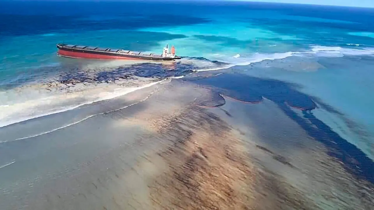 Minyak yang bocor dari kapal MV Wakashio di lepas pantai Pointe d'Esny di timur Mauritius (MU Press via AP)