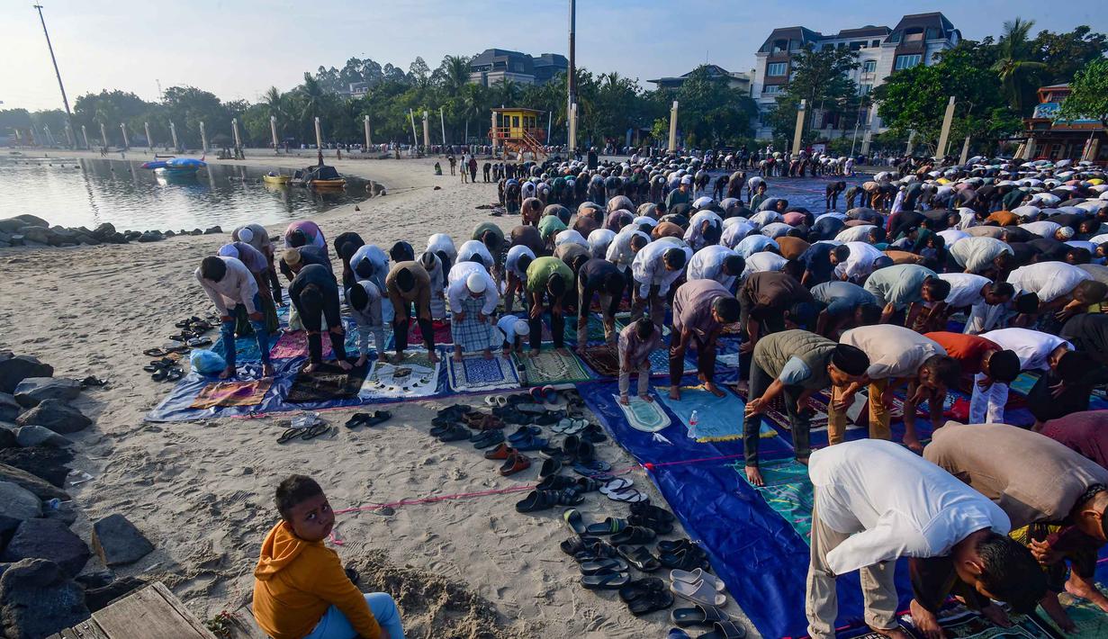 Umat Muslim saat melaksanakan Salat Idul Adha 1447 Hijriah di Pantai Lagoon, Ancol, Jakarta,  Rabu (27/5/2026). (merdeka.com/Arie Basuki)