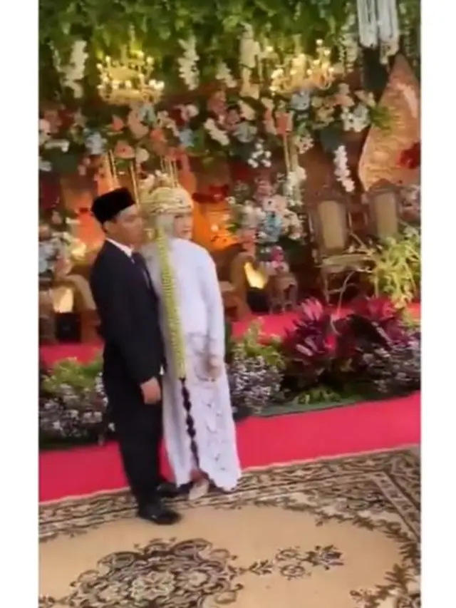 Viral Wanita Pengendara Motor Terobos Tenda Pernikahan, Bikin Pengantin Tertegun