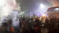 Sambut Persebaya di Bundaran Waru, Bonek Luapkan Dukungan dan Kekesalan
