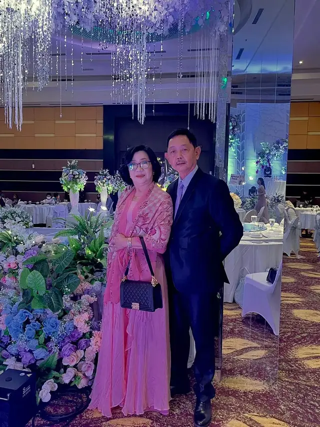 Biasa Tampil Sederhana, Ibu Kevin Sanjaya Terlihat Anggun dalam Gaun Cheongsam Ungu