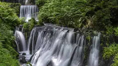 Foto yang diambil pada 4 Juli 2023 ini menunjukkan air yang jatuh ke bebatuan di Air Terjun Shiraito, di utara kota resor Karuizawa, prefektur Nagano. (AFP/Richard A. Brooks)