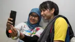 Pevoli Jawa Barat, Yolla Yuliana, dengan ramah melayani permintaan fans yang memintanya untuk foto bareng saat PON XIX di GOR Sabilulungan, Bandung, Jawa Barat, Rabu (21/9/2016). (Bola.com/Vitalis Yogi Trisna) 