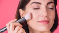 Perbedaan Setting Powder dan Finishing Powder, Kenali Fungsi dan Cara Pakainya