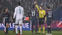 Wasit memberikan kartu merah kepada gelandang PSG, Marco Verratti, saat melawan Real Madrid pada laga Liga Champions di Stadion Parc des Princes, Paris, Selasa (6/3/2018). Madrid berhasil lolos ke delapan besar. (AFP/Pierre-Philippe Marcou)