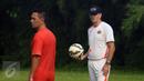 Pelatih Persija, Paulo Camargo (kanan) memberi instruksi pada Rahmad Afandi saat l;atihan di NYTC Sawangan, Depok (24/2/2016). Latihan ini persiapan Persija mengarungi turnamen Piala Bhayangkara dan ISC 2016. (Liputan6.com/Helmi Fithriansyah)