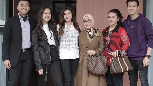 6 Potret Kebersamaan Yasmin Napper dan Anjasmara, Bak Anak Kandung