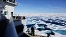 Kapten penjaga pantai Kanada Victor Gronmyr melihat es yang menutupi Selat Victoria dari atas kapal pemecah es Finlandia MSV Nordica saat melintasi Northwest Passage melalui Kepulauan Arktik Kanada (22/7). (AP Photo/David Goldman)