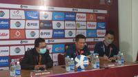 Pelatih Timnas Vietnam U-16, Nguyen Quoc Tuan (tengah), saat mengikuti sesi konferensi pers selepas laga melawan Timnas Indonesia U-16 di Stadion Maguwoharjo, Sleman, DIY, Sabtu (6/8/2022) (Bola.com/Hery Kurnaiwan)