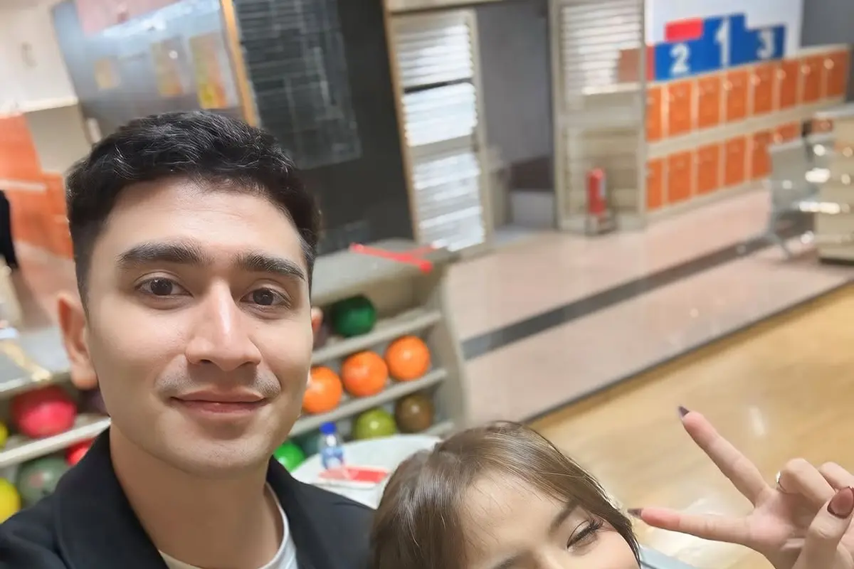 Gaya Kompak Verrel Bramasta dan Fuji An saat Bowling Date, Kasual Chic yang Stylish & Effortless