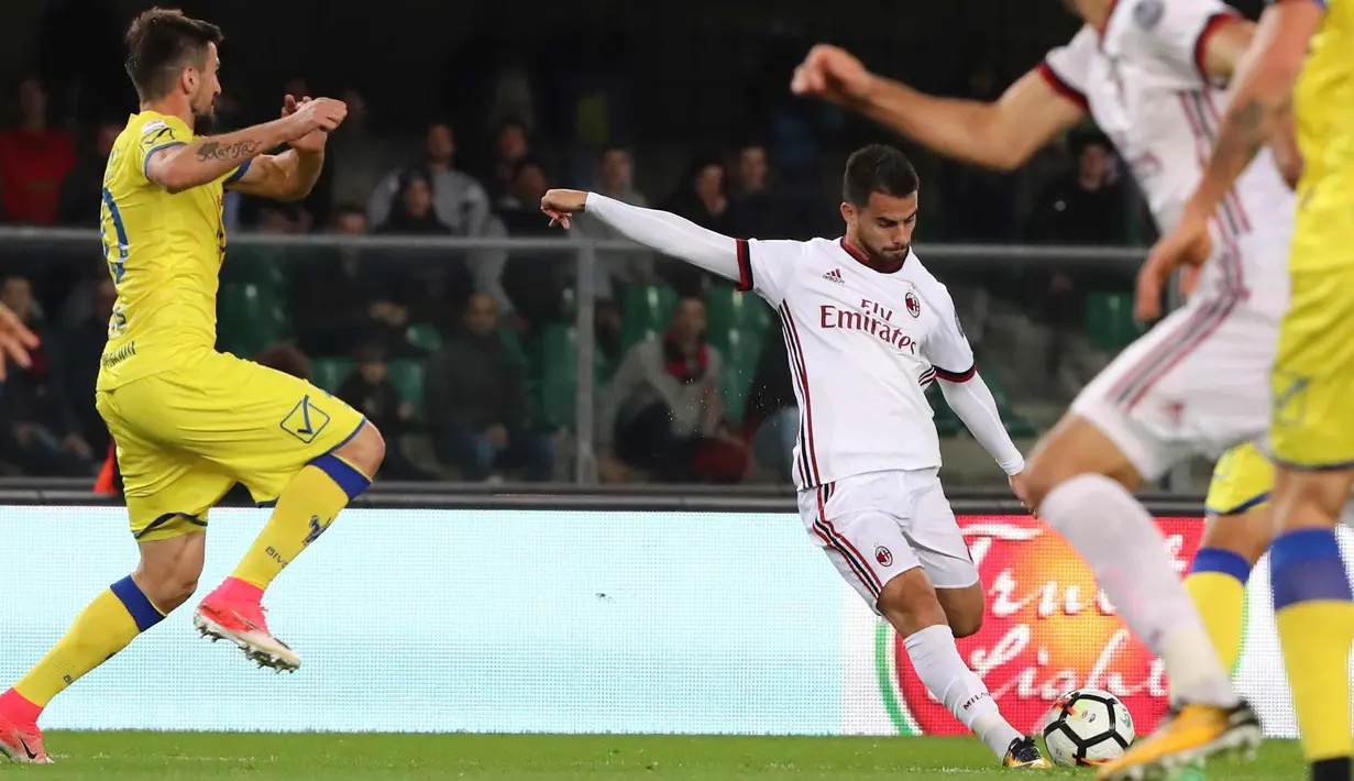 Gelandang AC Milan, Suso berusaha menendang bola saat bertanding melawan ChievoVerona pada lanjutan Liga Serie A Italia di stadion Bentegodi di Verona, Italia,(25/10). Dalam lima laga terakhir Milan Belum pernah menang. (Filippo Venezia / ANSA via AP)