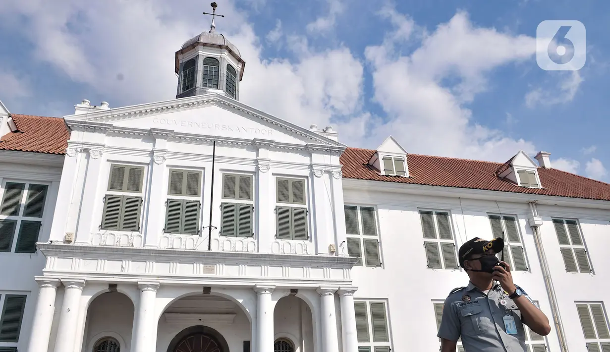 Petugas mengenakan masker saat berjaga di kompleks wisata Kota Tua, Jakarta, Selasa (2/6/2020). Jelang berakhirnya PSBB di Jakarta, pengelola Kota Tua menyiapkan protokol kesehatan new normal bagi pengunjung. (merdeka.com/Iqbal S. Nugroho)
