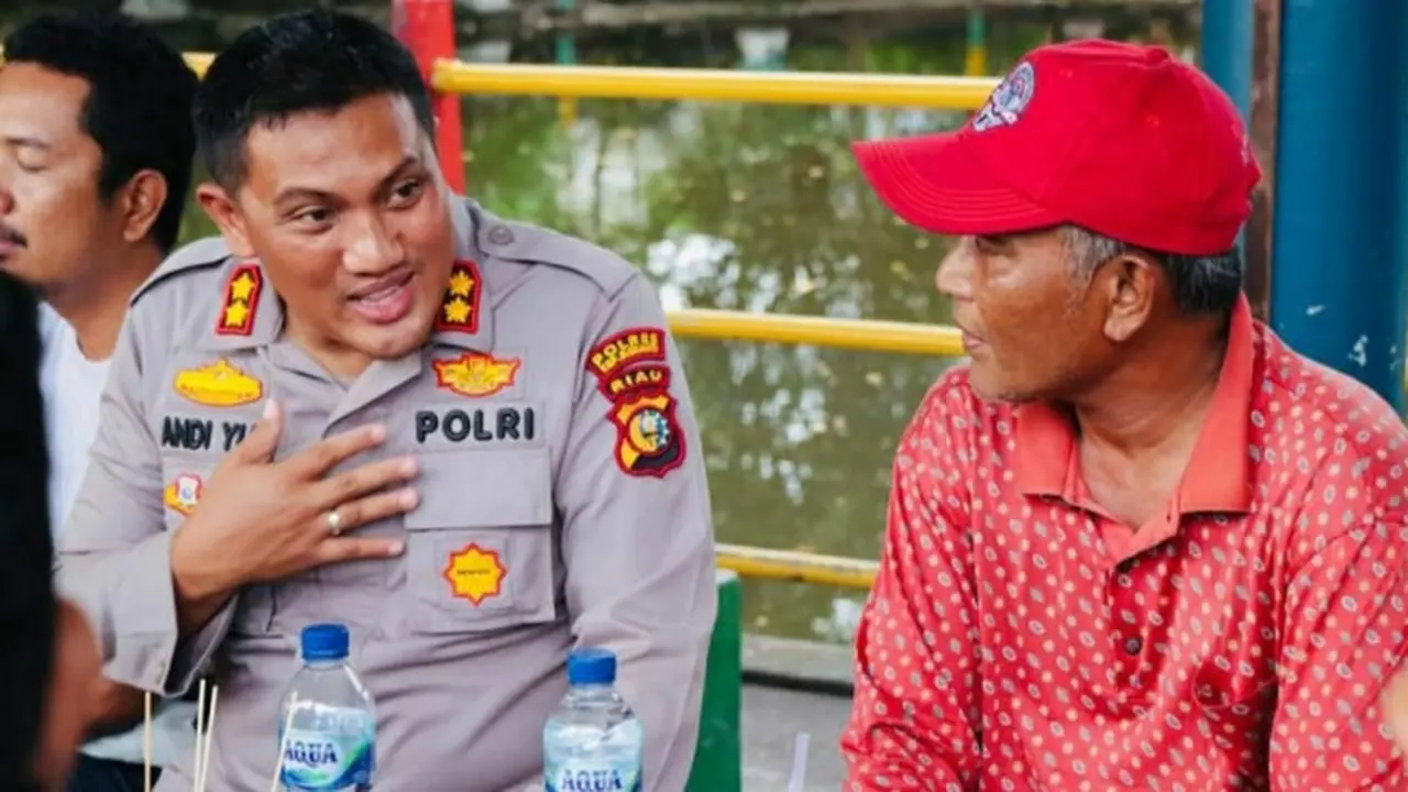 Kapolres Kepulauan Meranti AKBP Andi Yul berkumpul dengan warga untuk mendengar keluhan terhadap pelayanan kepolisian.