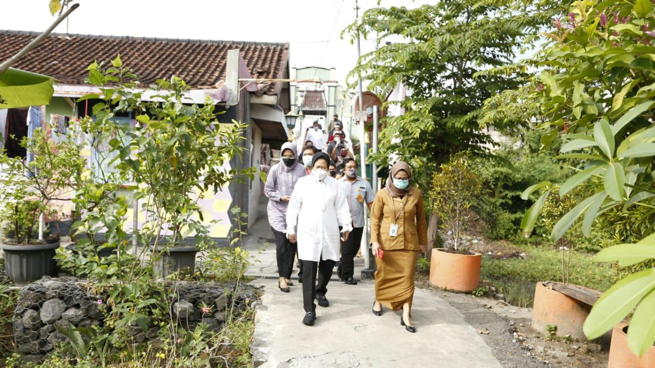 Pastikan Penyaluran Bansos Cepat dan Tepat Sasaran, Mensos Cek Langsung Penerima Bansos