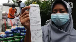 Warga saat Program Pangan Bersubsidi Februari 2022 di RPTRA Bahari, Cilandak, Jakarta selatan, Rabu (9/2/20222). Program Pangan Bersubsidi diperuntukkan untuk warga DKI pemegang KJP Plus, lansia, penyandang disabilitas, buruh ber-KTP DKI, dan guru non PNS. (merdeka.com/Arie Basuki)