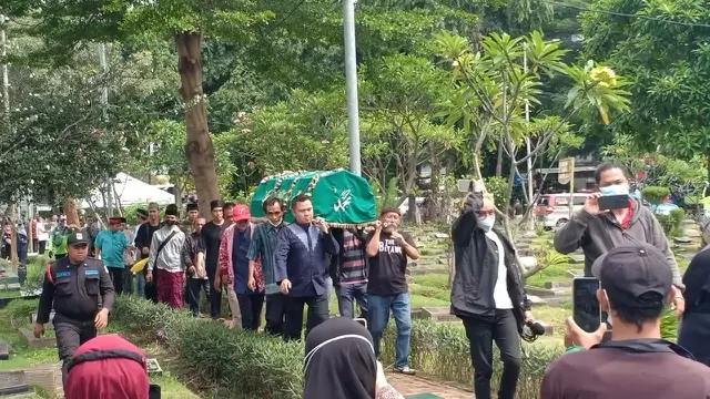 Jenazah Aminah Cendrakasih dimakamkan di TPU Karet Bivak (Liputan6.com - M. Altaf Jauhar)