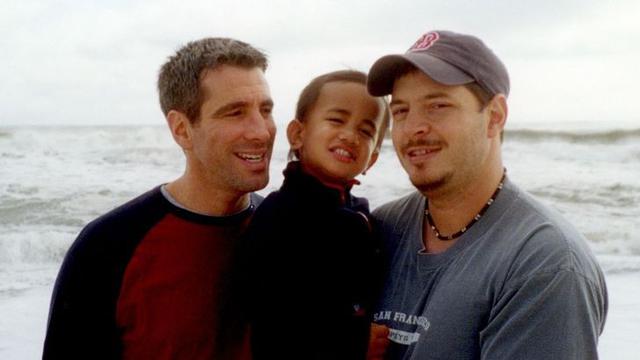 Pasangan kekasih yang mengadopsi bayi.