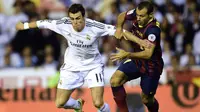 Gareth Bale saat berduel dengan Mascherano (JAVIER SORIANO / AFP)