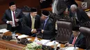 Ketua DPR Bambang Soesatyo (dua kiri) menyalami Wakil Ketua DPR Agus Hermanto dalam Rapat Paripurna ke-19 di Kompleks Parlemen, Senayan, Jakarta, Senin (5/3). DPR menyetujui dua usul inisiatif DPR RI menjadi RUU. (Merdeka.com/Iqbal Nugroho)