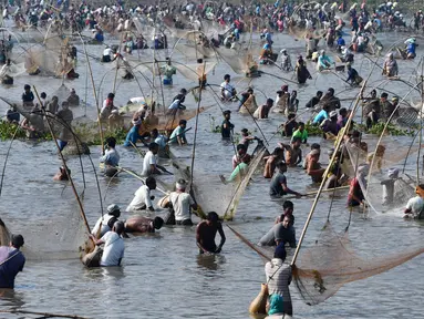 Penduduk desa mengikuti acara memancing bersama dalam perayaan panen Bhogali Bihu di Danau Goroimari di Panbari, Assam, India, pada 14 Januari 2020. “Bhogali Bihu” menandai berakhirnya musim panen di bagian timur laut negara bagian Assam. (Xinhua/Str)