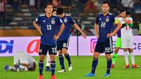 Pemain Jepang, Yoshinori Muto dan Maya Yoshida, tampak kecewa usai dikalahkan Qatar pada laga final Piala Asia 2019 di Stadion Zayed Sports City, Abu Dhabi, Jumat (1/2). Qatar menang 3-1 atas Jepang. (AFP/Giuseppe Cacace)